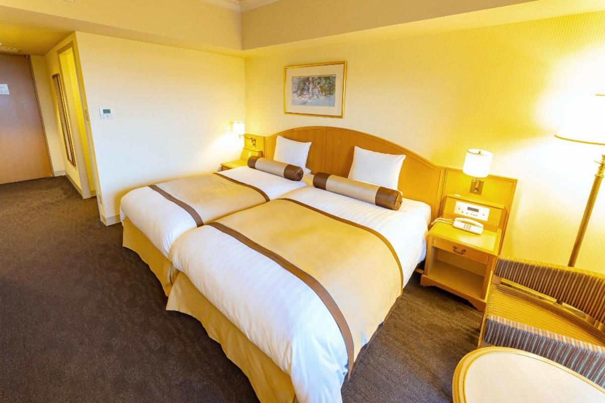 Hotel Okura Jr Huis Ten Bosch Sasebo Esterno foto A typical hotel room
